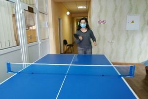 Скалецкая в Новых Санжарах сыграла с эвакуированными гражданами в настольный теннис