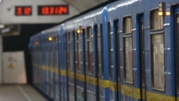 В Киеве на метро "Вокзальная" срочно эвакуировали людей из-за взрыва в вагоне