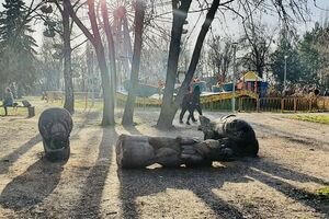 В Запорожье на девочку упала скульптура, ребенок погиб