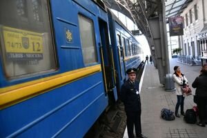 Поезд, курсирующий из Львова в Москву, забросали камнями