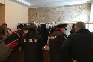 В Кропивницком облсовете произошла потасовка: депутаты с активистами выбили двери
