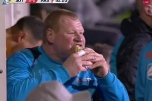 Скандал в английском футболе: толстый вратарь может сесть в тюрьму за поедание пирога во время матча. Видео эпизода