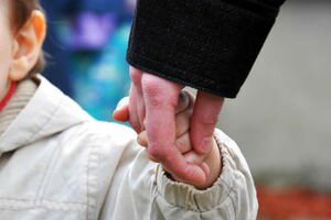 В Киеве неадекват пытался похитить ребенка и едва не изнасиловал мужчину