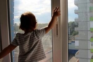 В Киеве ребенок чуть не выпал из окна многоэтажки (видео) 