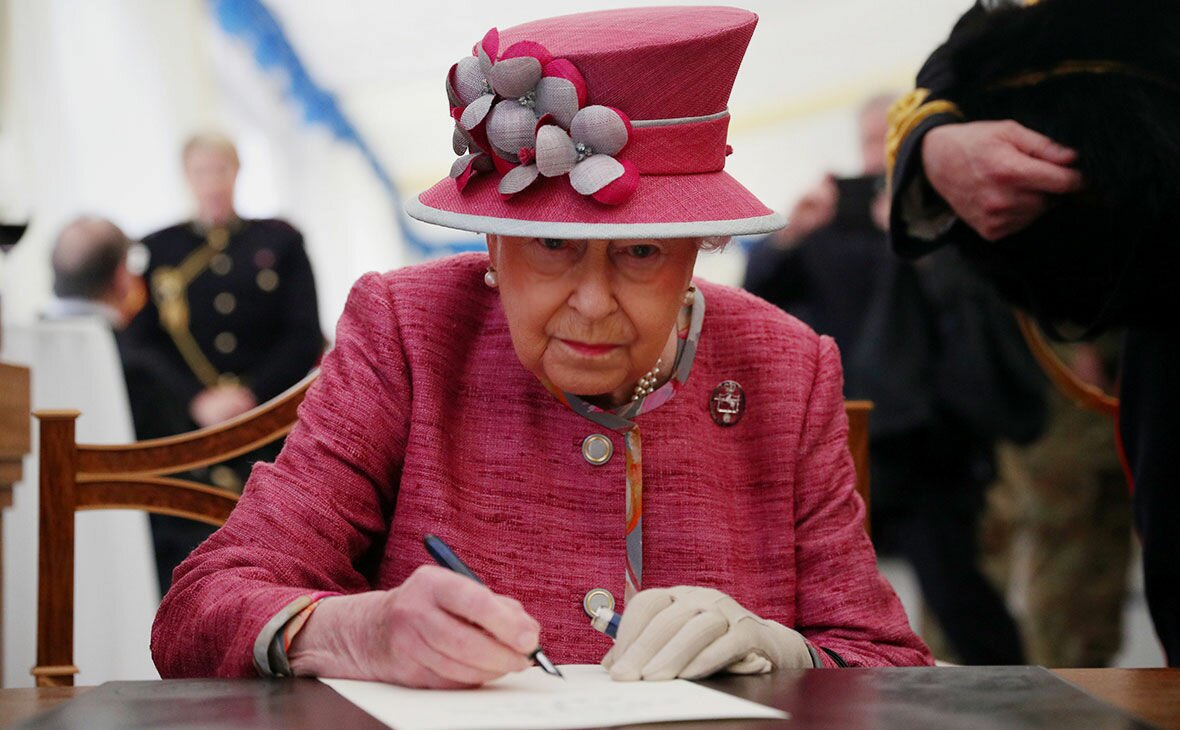 Елизавета II обратилась к британцам с речью касательно коронавируса