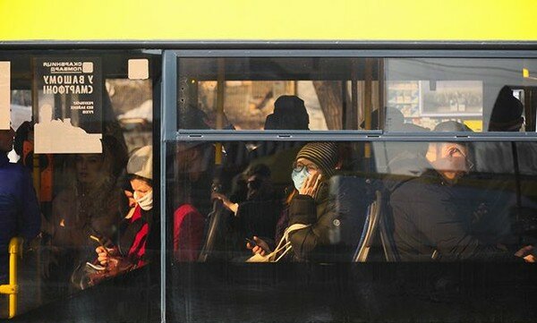 В Киеве недовольный пассажир обматерил и вытолкнул кондуктора из автобуса (видео 18+)