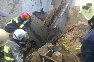 В Киеве обвалилась крыша бывшего предприятия: под завалами оказался 16-летний парень