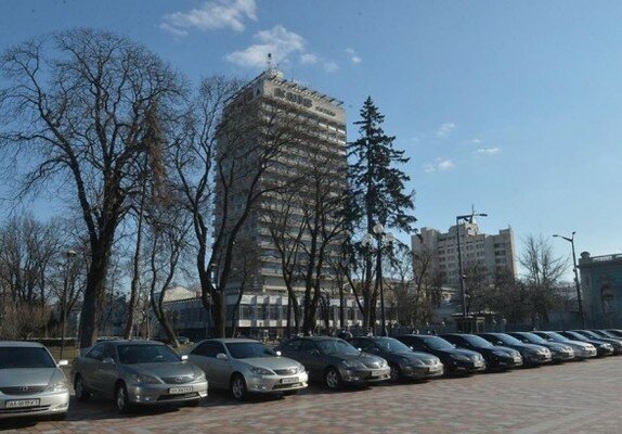 Эпидемия COVID-19: Рада отдала киевским больницам еще 25 служебных авто