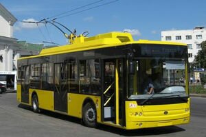 В Киеве водитель троллейбуса вышвырнул из салона пенсионера без маски