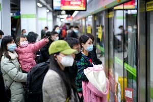В китайском Ухане, откуда началась вспышка COVID-19, частично запустили метро
