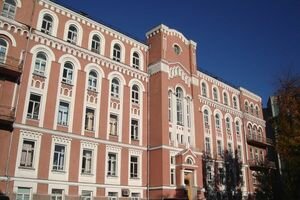 Инфекционные больницы Киева взяли под охрану