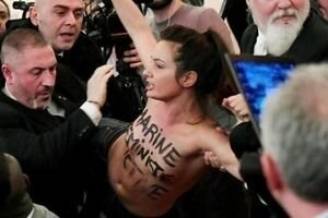 В Париже активистка FEMEN хотела сорвать выступление Марин Ле Пен