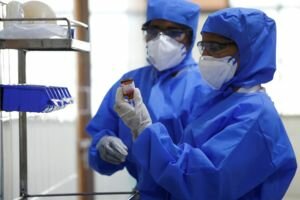 Двое львовских врачей заразились коронавирусом