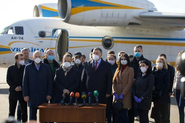 По возвращению смогут работать на передовой: Минздрав и МВД отправили в Италию 20 украинских врачей