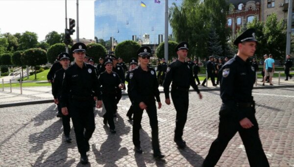 Без маски и паспорта: в Киеве полицейские составили админпротоколы на нарушителей карантина