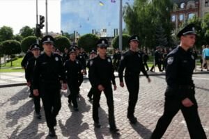 Без маски и паспорта: в Киеве полицейские составили админпротоколы на нарушителей карантина