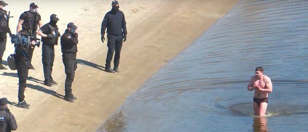 Открыл купальный сезон: мужчина, которого полиция не пустила в Гидропарк, решил до него доплыть 