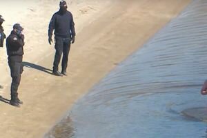 Открыл купальный сезон: мужчина, которого полиция не пустила в Гидропарк, решил до него доплыть 