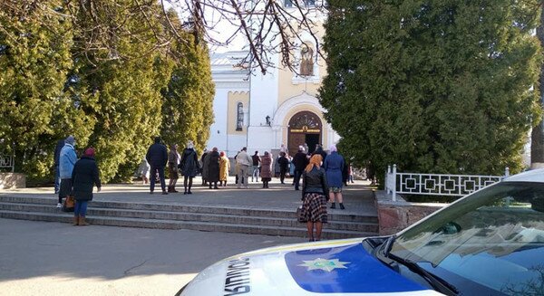Карантин в Украине: в Житомире священники провели причастие нескольким десяткам горожан