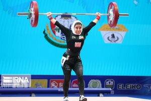 Первая женщина-тяжелоатлет Ирана сменила спортивную униформу на медицинский халат