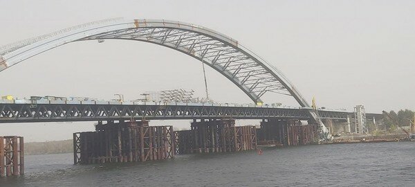 В Киеве на Подольско-Воскресенском мосту обвалилась металлическая конструкция