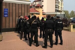 В Киеве задержали 15 человек, которые ворвались в частную компанию с оружием