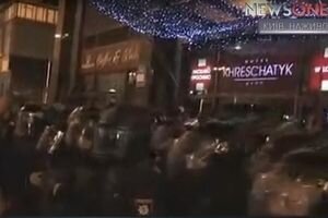 "Марш добровольцев" в центре Киева: активисты забросали камнями "Альфа-банк" и направились к Roshen