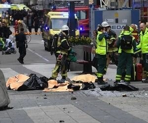 Полиция назвала терактом наезд грузовика на толпу людей в Стокгольме