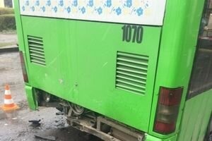 В Харькове автомобиль врезался в маршрутку: погибла женщина
