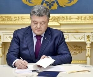 Порошенко разрешил присваивать иностранцам звание Героя Украины