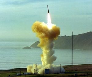 США повторно испытали межконтинентальную баллистическую ракету