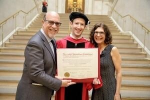 Цукерберг получил диплом Гарварда спустя 15 лет после поступления