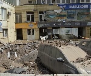 В Киеве на Голосеевском проспекте прорвало трубу: огромный фонтан разбил окна в квартирах