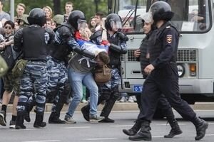 Протесты в Москве: школьника отправили под домашний арест за нападение на полицейского