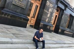 Появилось фото голодающего на Банковой Березюка