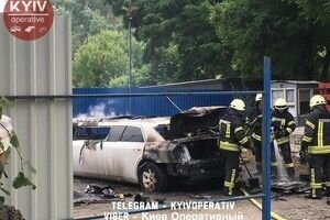 В Киеве двое неизвестных взорвали лимузин: обнародовано видео