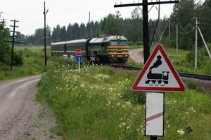 В Запорожской области поезд столкнулся с автомобилем: среди погибших есть ребенок