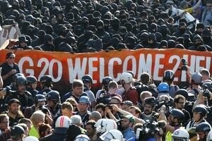 Массовые демонстрации в Гамбурге: мировые лидеры опоздали на саммит G20