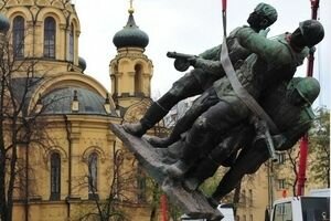 Дуда разрешил сносить коммунистические памятники в Польше