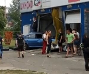 В Киеве BMW на "еврономерах" влетел в автомойку и убил стажера