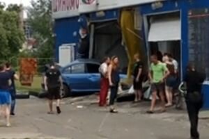 В Киеве BMW на "еврономерах" влетел в автомойку и убил стажера