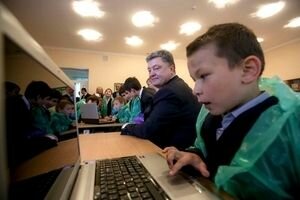 "По Фейсбуку ходит призрак Порошенко": соцсети о тайной жизни президента в соцсетях