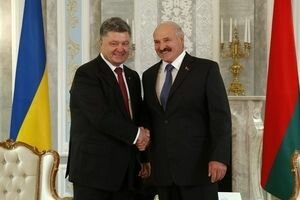 СМИ узнали имя девушки, оголившейся перед Порошенко и Лукашенко