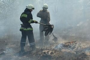 В Днепропетровской области спасатели почти сутки пытаются ликвидировать пожар на свалке
