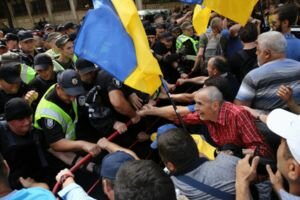 Митинг по АП перерос в драку между сторонниками Саакашвили и полицией