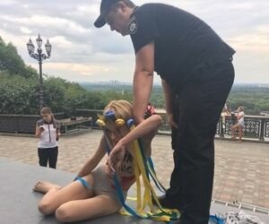 Активистка Femen показала Крестному ходу свою грудь