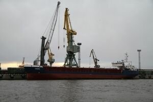 В Крыму перевернулся сухогруз: к спасению экипажа привлечены самолет и два корабля