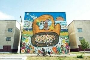 "Mittens – Солидарность": в Мариуполе на стене обстрелянной школы открыли мурал