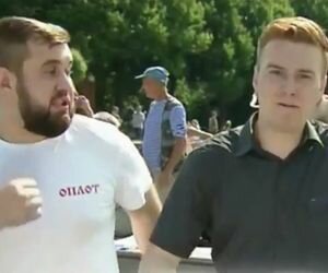 "Встретились две скрепы" — соцсети о нападении на журналиста НТВ в день ВДВ
