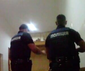 Во Львове пациент психбольницы захватил в заложники более 70 людей: полиция взяла здание штурмом  